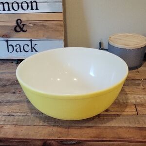 Vintage Pyrex #404 Large Mixing Bowl